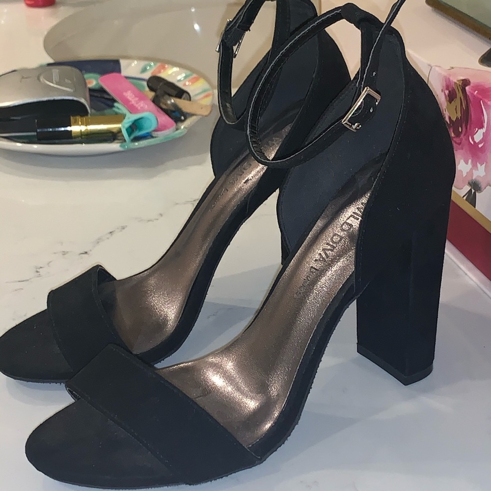 Very Cute Simple Black strap heels!
